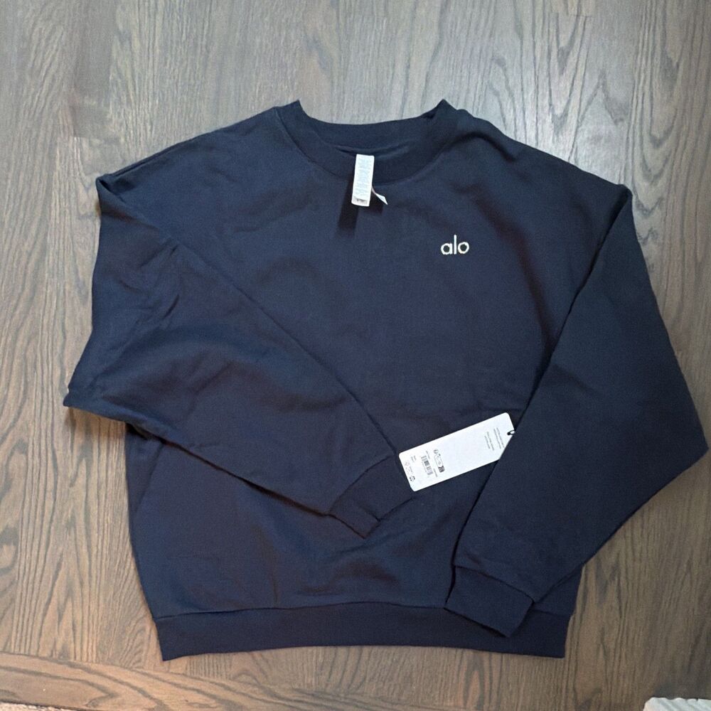 ALO YOGA Accolade Crew Neck Pullover Sweatshirt Navy Gold Logo Large NWT